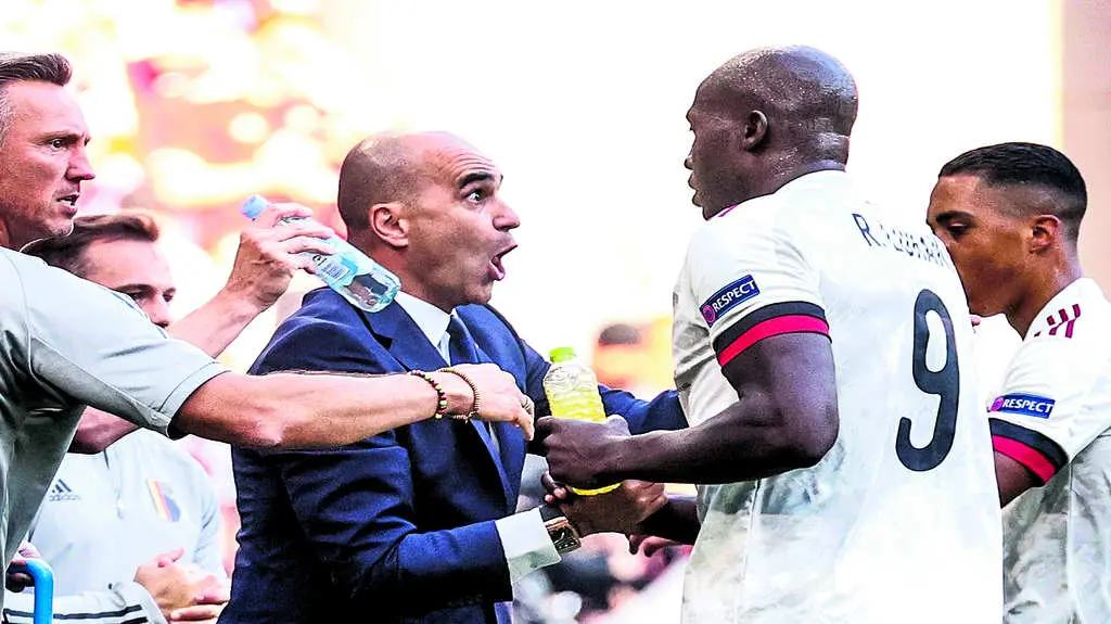 O catal&aacute;n Roberto Mart&iacute;nez, seleccionador belga, felicita impresionado o goleador Romelu Lukaku. (Foto: Europa Press).