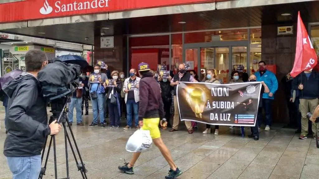 Concentraci&oacute;n convocada pola Federaci&oacute;n Veci&ntilde;al Eduardo Chao, na r&uacute;a Urz&aacute;iz de Vigo. (Foto: Alberte Mera) #luz #electricidade #suba #taxa #veci&ntilde;anza #vigo #protesta