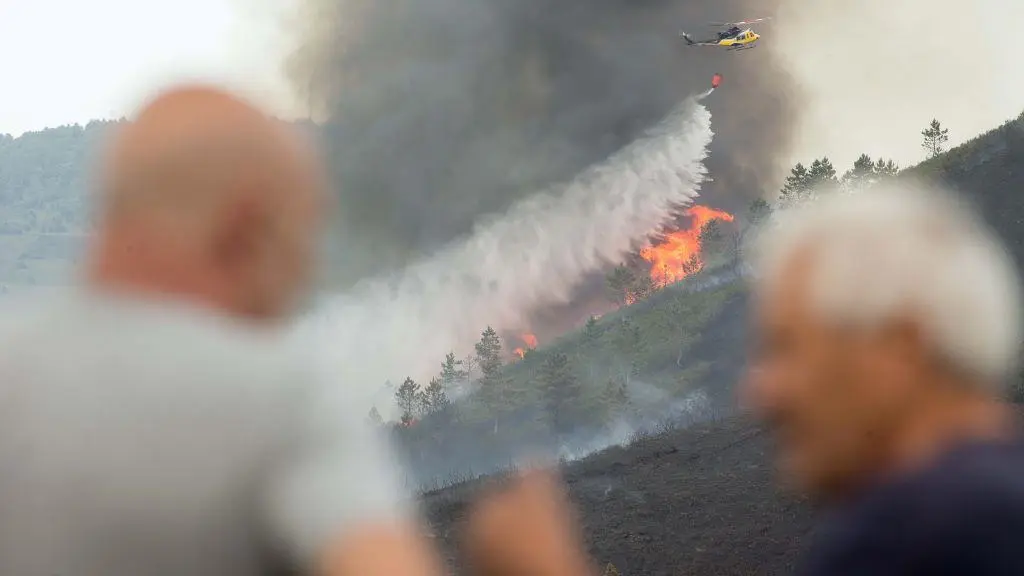 Operativo de extinci&oacute;n dun lume en Folgoso este mes de xu&ntilde;o. (Foto: Carlos Castro / Europa Press) #lume #indencio #folgosodocourel #extinci&oacute;n #xunta #mediorural #escorrent&iacute;a