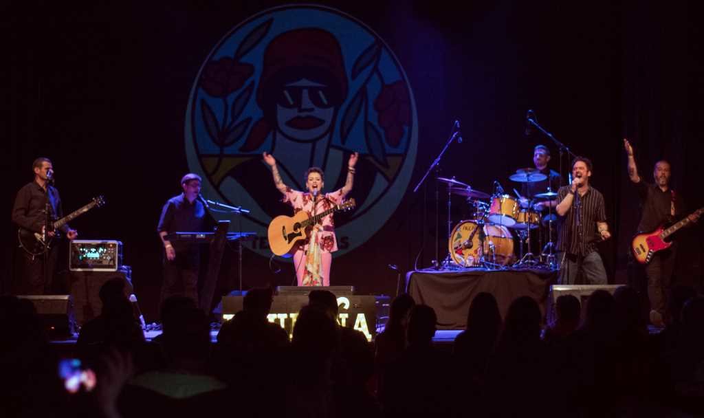 A cantante Pauliña e a súa banda nunha actuación na Sala Rebullón (Tameiga, Mos). Foto: Gloria Montenegro)