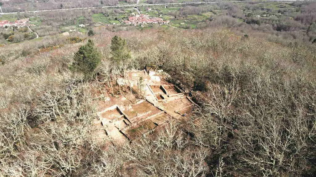 Vista a&eacute;rea da Atalaia desde o sur. Ao fondo, o val da Rabeda. (Foto: Universidade de Vigo) #atalaia #cibd&aacute; #armea #castro #castros #conf&iacute;ndosverdescastrosevalerosoclan