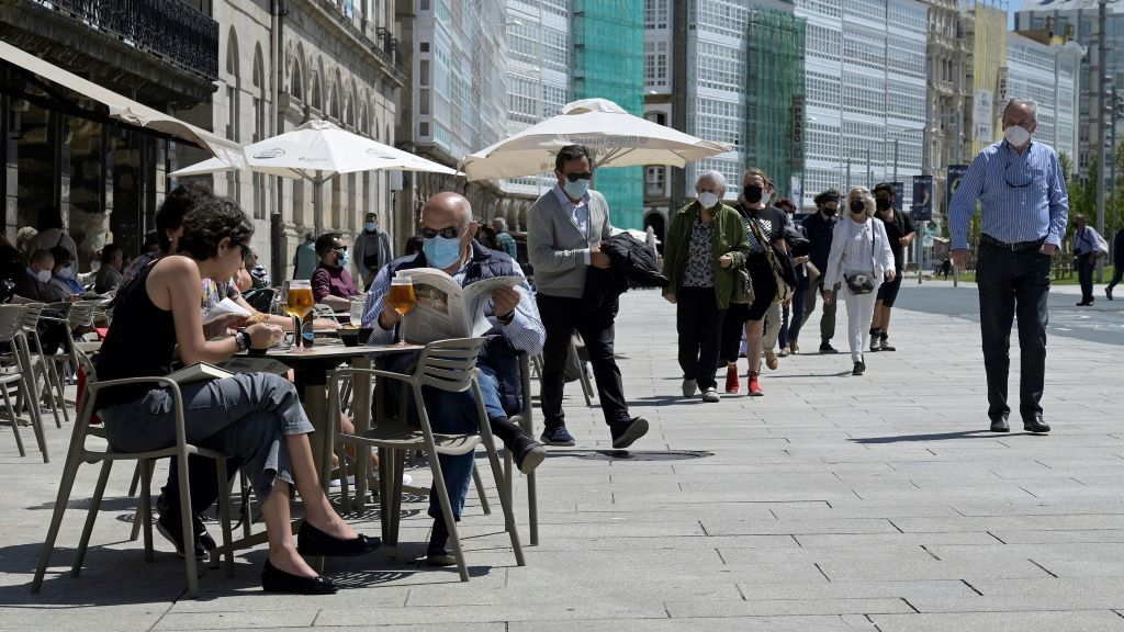 Varias persoas sentan na terraza dun local de hostalaría da Coruña. (Foto: M. Dylan / Europa Press).