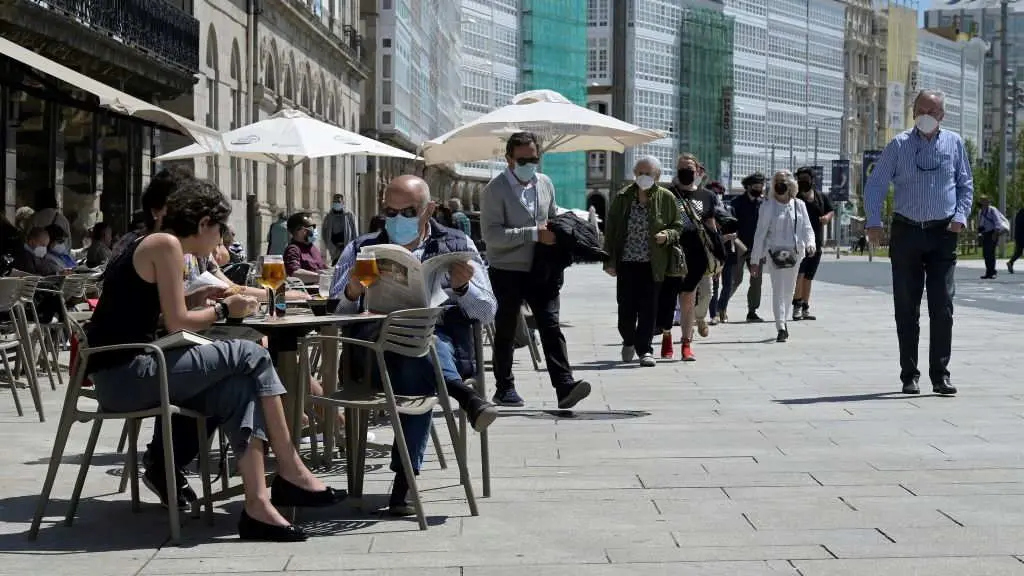 Varias persoas sentan na terraza dun local de hostalar&iacute;a da Coru&ntilde;a. (Foto: M. Dylan / Europa Press).