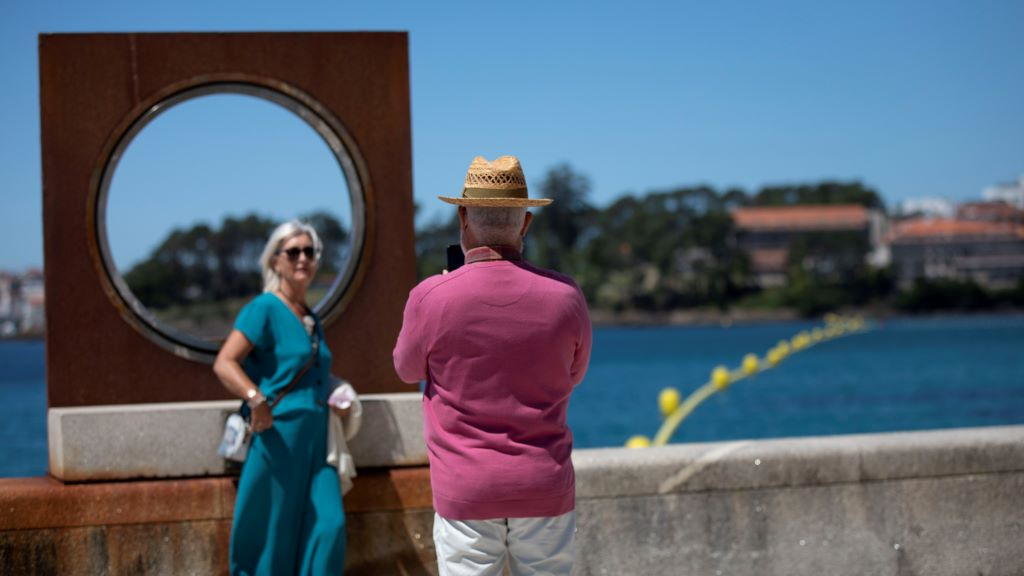Turistas en Sanxenxo a principios de xuño. (Foto: Beatriz Ciscar / Europa Press) #coronavirus #restricións #desescalada #verán #turismo #comitéclínico #máscara #saúde #pandemia #sanxenxo