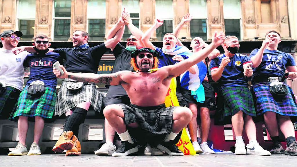 Armados de paix&oacute;n -e cerveza- a afecci&oacute;n apoiar&aacute; a 'Tartan Army' nas bancadas do Hampden Park de Glasgow. (Foto: EP).