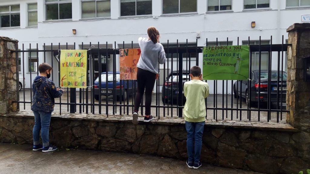 Crianzas do colexio de Monfero colgan pancartas contra os eólicos. (Foto: Plataforma Monfero di non) #parqueeólico #eólicos #monfero #enerxía #iberdrola #colexio