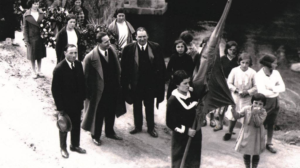 Luís Trigo, primeiro pola esquerda, presidindo un enterro laico en Mondoñedo en abril de 1936. (Foto: Arquivo Xosé Polo) #luístrigo #mondoñedo #gardarríos #antifascista #antoniadíaz #asasinato #guerrilla #memoria