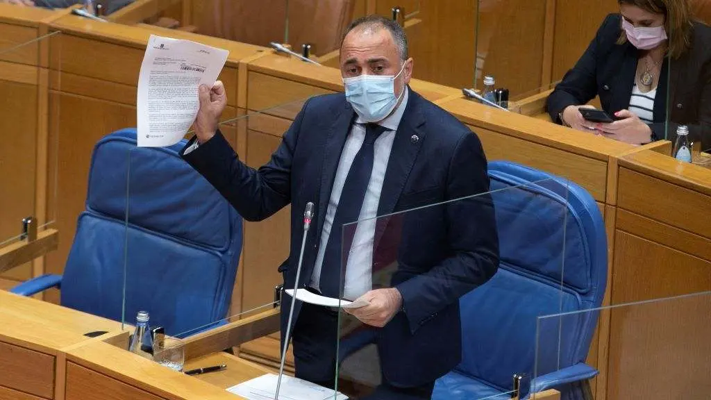 Garc&iacute;a Comesa&ntilde;a amosou unha copia da carta no Parlamento. (Foto: Xunta da Galiza) #sanidade #leidesa&uacute;de #balears #gobernoespa&ntilde;ol #constitucional #recurso #xunta #garc&iacute;acomesa&ntilde;a #parlamento #pandemia