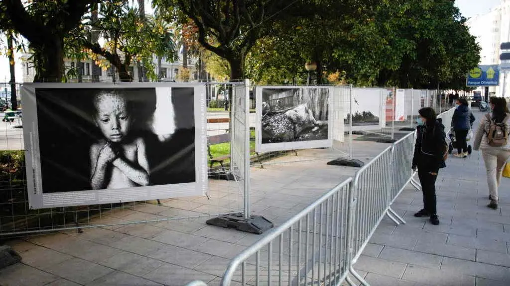 Imaxe de arquivo dunha mostra sobre as persoas refuxiadas similar &aacute; que sufriu ataques na Alameda. (Foto: Concello da Coru&ntilde;a) #polic&iacute;a #polic&iacute;anacional #xenofobia #racismo #compostela #forogalegodeinmigraci&oacute;n #s&aacute;nchezbugallo