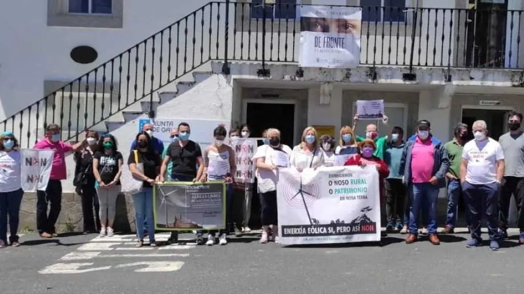 A veci&ntilde;anza de Aranga protestou contra os e&oacute;licos diante do Concello. (Foto: Cedida) #e&oacute;licos #e&oacute;lica #enerx&iacute;a #espolio #aranga #parquee&oacute;lico #montegato #protesta