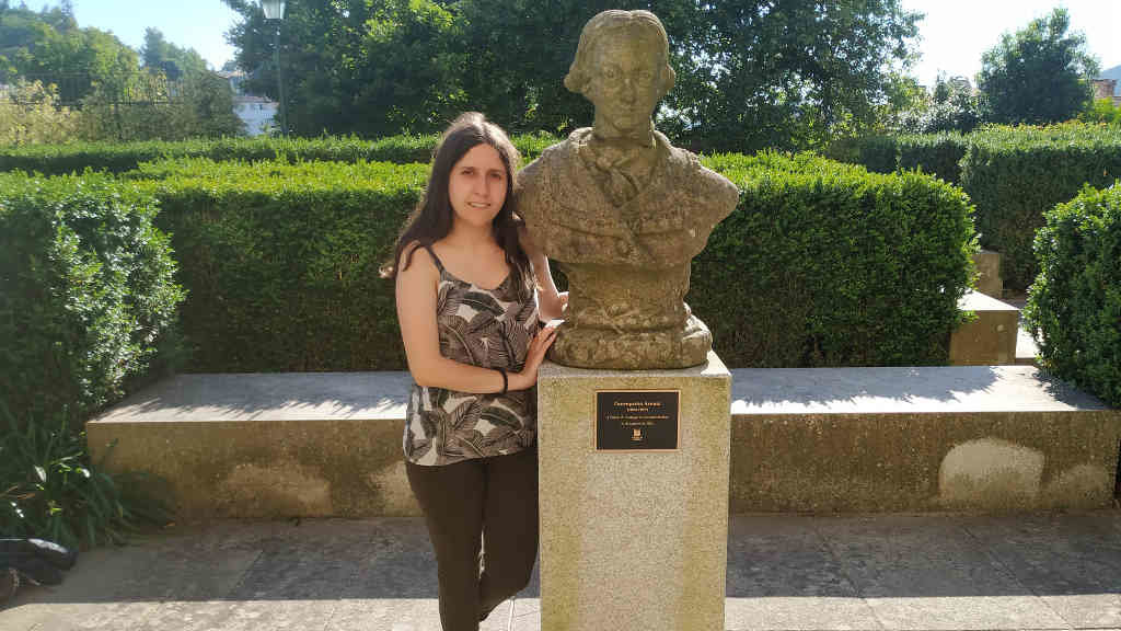 Sofía Gutierrez Pereira xunto á escultura de Concepción Arenal en Compostela (Nós Diario).
