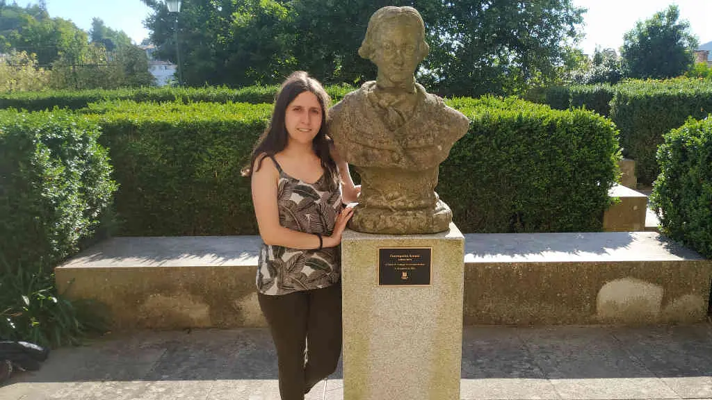 Sof&iacute;a Gutierrez Pereira xunto &aacute; escultura de Concepci&oacute;n Arenal en Compostela (N&oacute;s Diario).