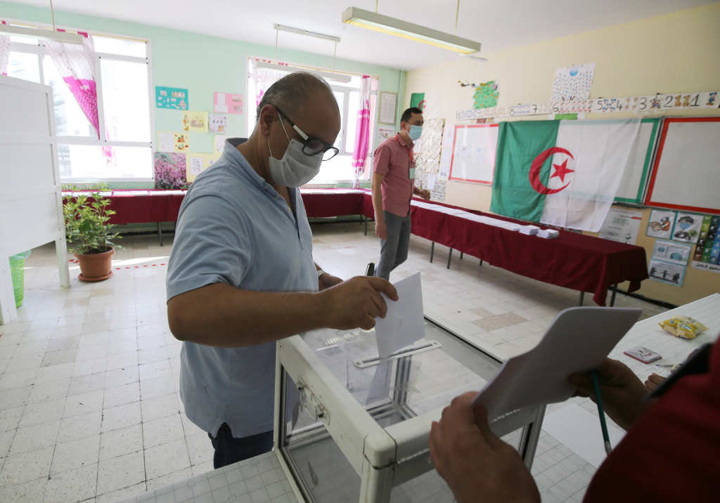 Unha persoa votando despois de abrir os colexios electorais nas lexislativas de Alxeria o pasado 12 de xuño. (Foto: Xinhua)