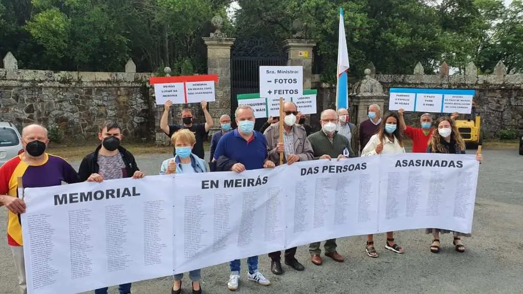 Colectivos de memoria hist&oacute;rica recibiron a ministra Calvo &aacute;s portas de Meir&aacute;s.