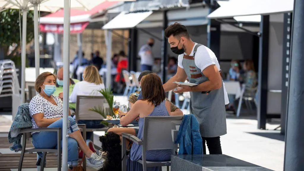 Varias personas nunha terraza no paseo maritimo de Sanxenxo. (Foto: Beatriz Ciscar / Europa Press).