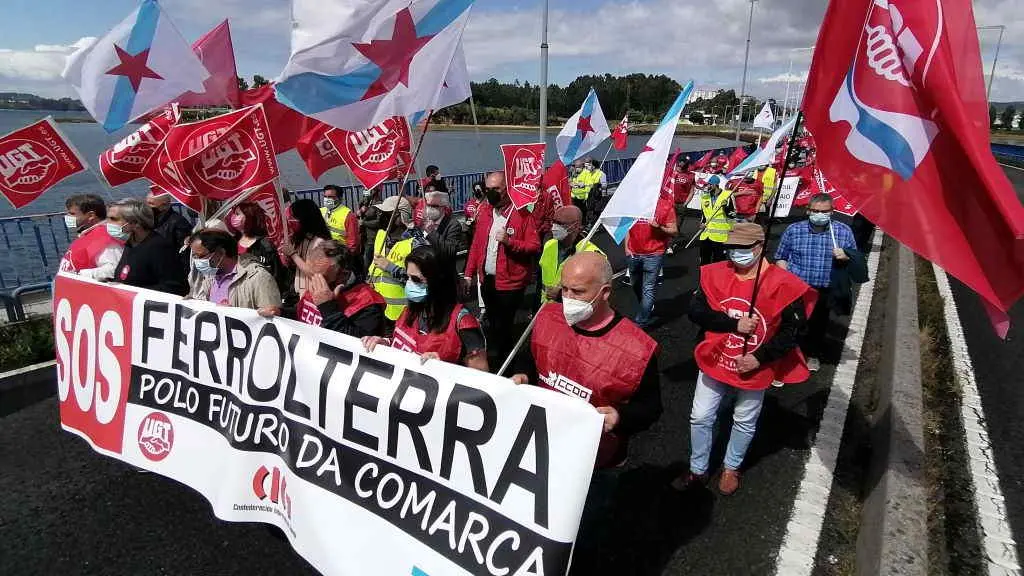 Manifestaci&oacute;n polo futuro das comarcas de Ferrolterra, Eume e Ortgal na ponte das P&iacute;as. (Foto: Europa Press)