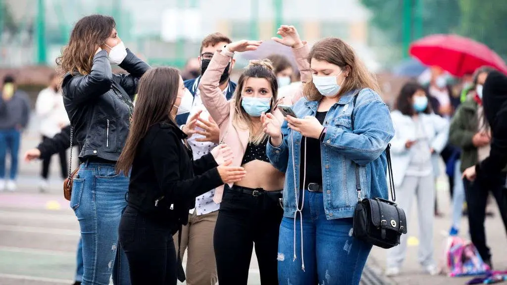 Un grupo de mozas durante a proba piloto de verbenas. (Foto: Beatriz Circar /Europa Press).