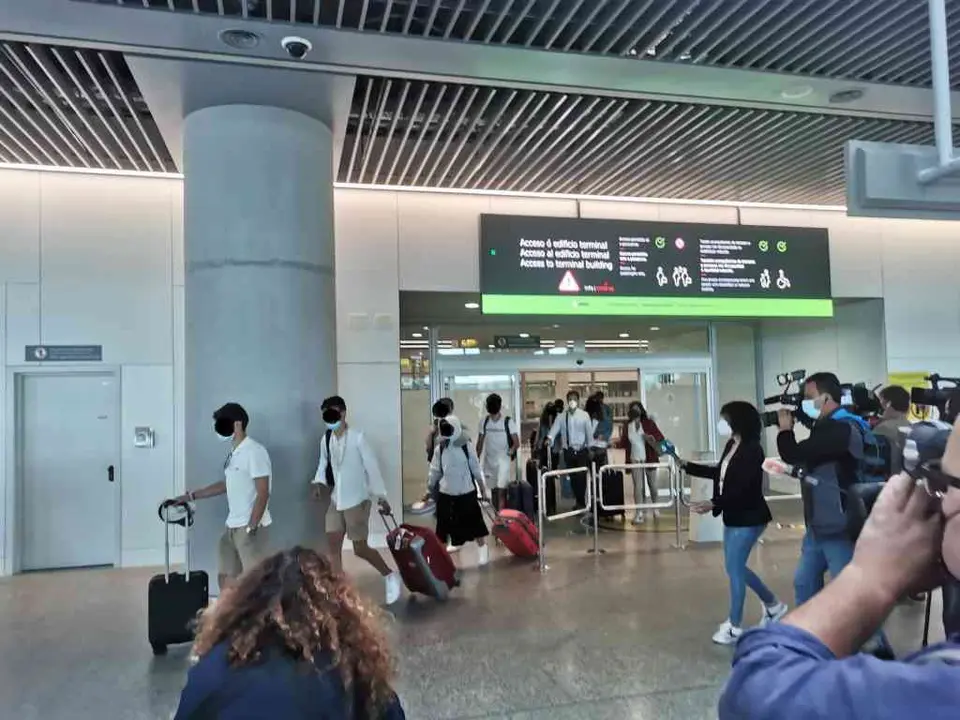 Chegada de estudantes procedentes de Mallorca ao aeroporto compostel&aacute;n de Lavacolla (Foto: Europa Press)