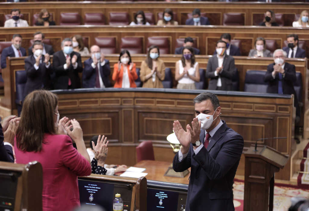 Adriana Lastra (de costas) e Pedro Sánchez, onte, na sesión de control no Congreso. (Foto: E. Parra. POOL / Europa Press)