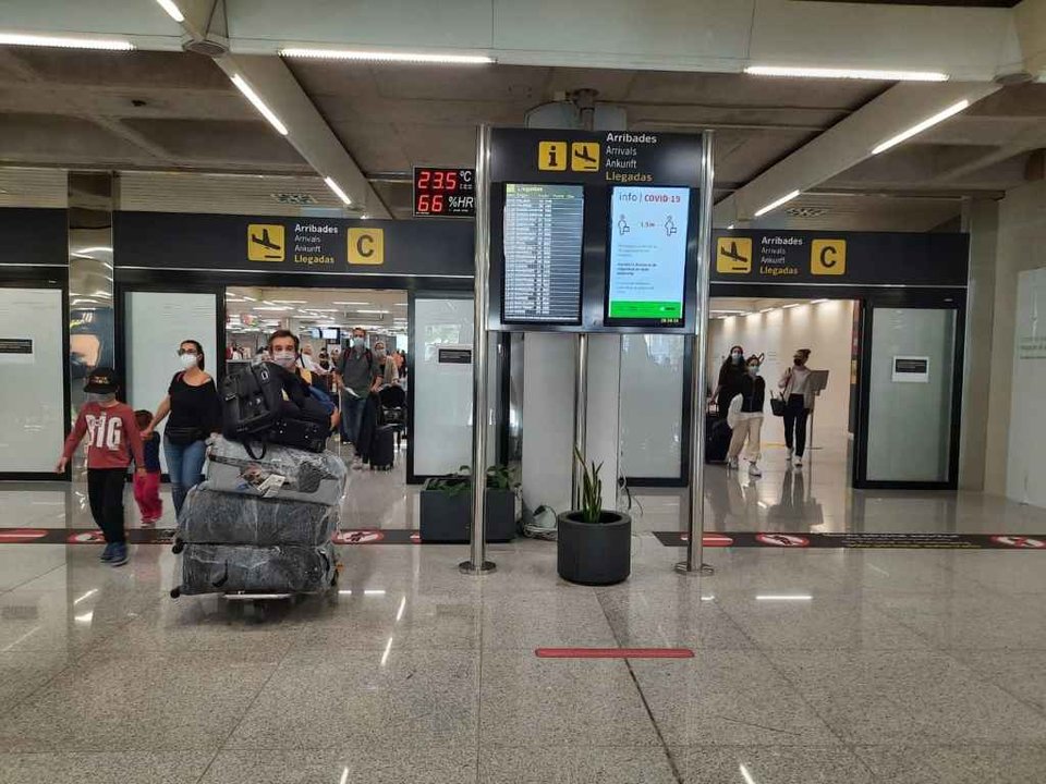 Turistas no aeroporto de Mallorca (Foto: Europa Press)