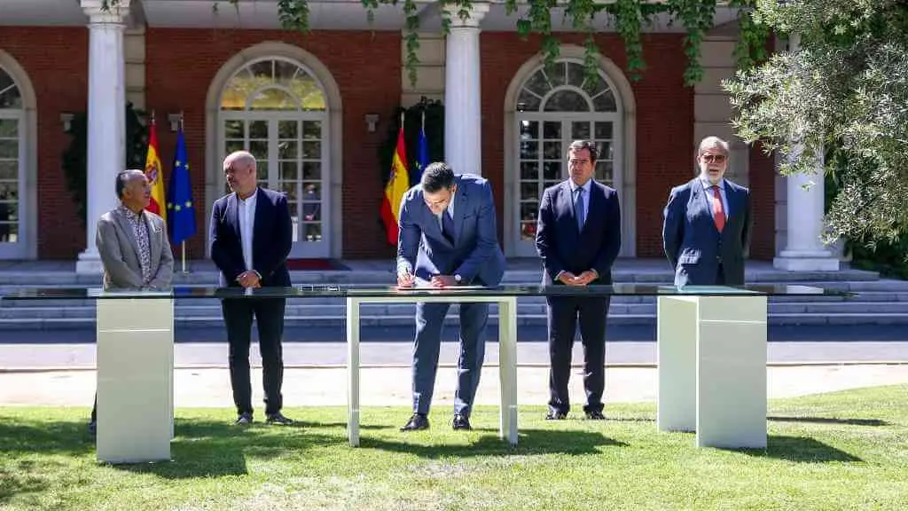 O presidente Pedro S&aacute;nchez asina na Moncloa o acordo para a reforma do sistema de pensi&oacute;ns (Foto: Ricardo Rubio / Europa Press).