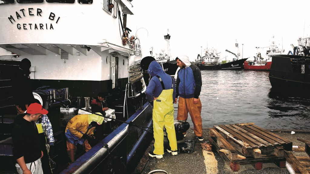 Pescadores no peirao de Burela, en abril de 2021 (Foto: Carlos Castro / Europa Press) #pesca #frota #poem #eólicamariña #sectorpesqueiro #economía