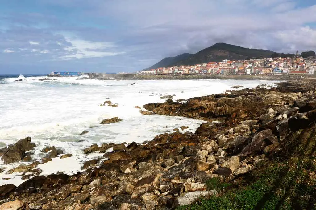 A Guarda, asentada sobre unha rasa costeira fronte ao Atl&aacute;ntico e protexida por uns sa&iacute;ntes rochosos sobre os que se constru&iacute;u o porto. (Foto: N&oacute;s Diario)
