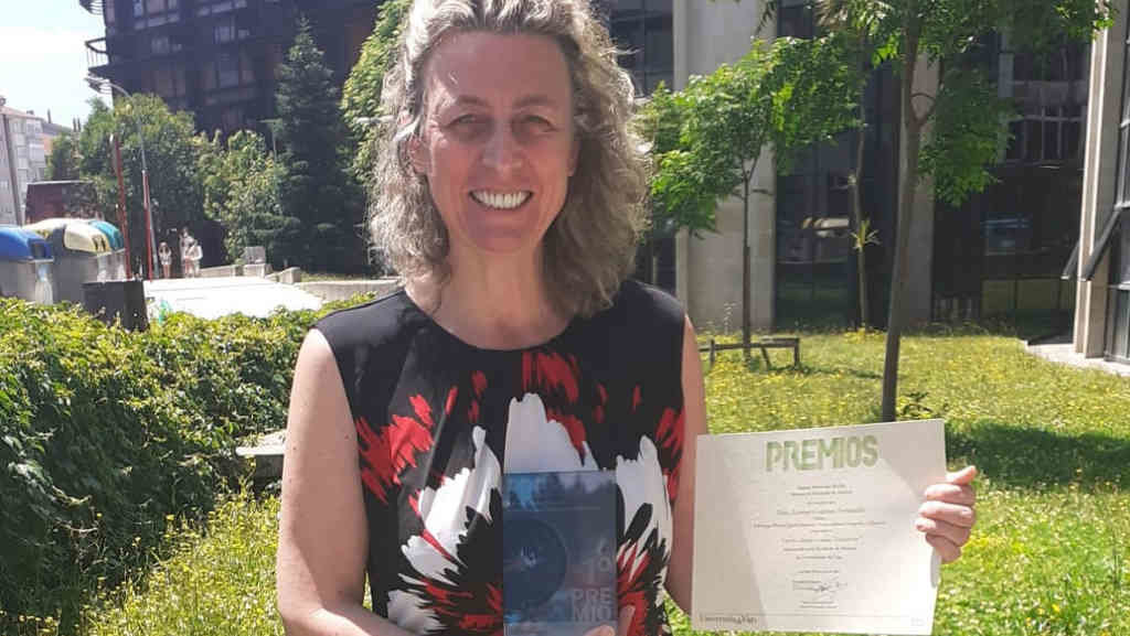 A profesora de Historia do IES Ricardo Mella de Vigo, Leonor Giménez, co recoñecemento do premio (Nós Diario).