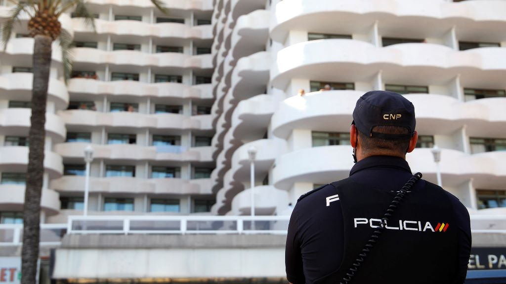 Un axente vixía o hotel onde están confinados moitos mozos en Mallorca. (Foto: Isaac Buj / Europa Press) #mallorca #coronavirus #estudantes #excursión #galiza #covid19 #foco