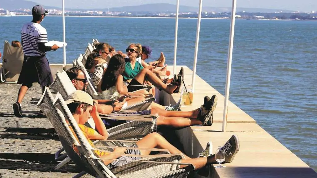 Turistas brit&aacute;nicos gozando do sol na cidade portuguesa de Lisboa. (Foto: Europa Press) #coronavirus #portugal #contaxios #oms #covid19 #sanidade #pandemia