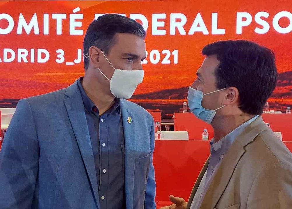 O presidente do Gobierno español e líder do PSOE, Pedro Sánchez, xunto ao secretario xeral do PSdeG, Gonzalo Caballero (Foto: Nós Diario)