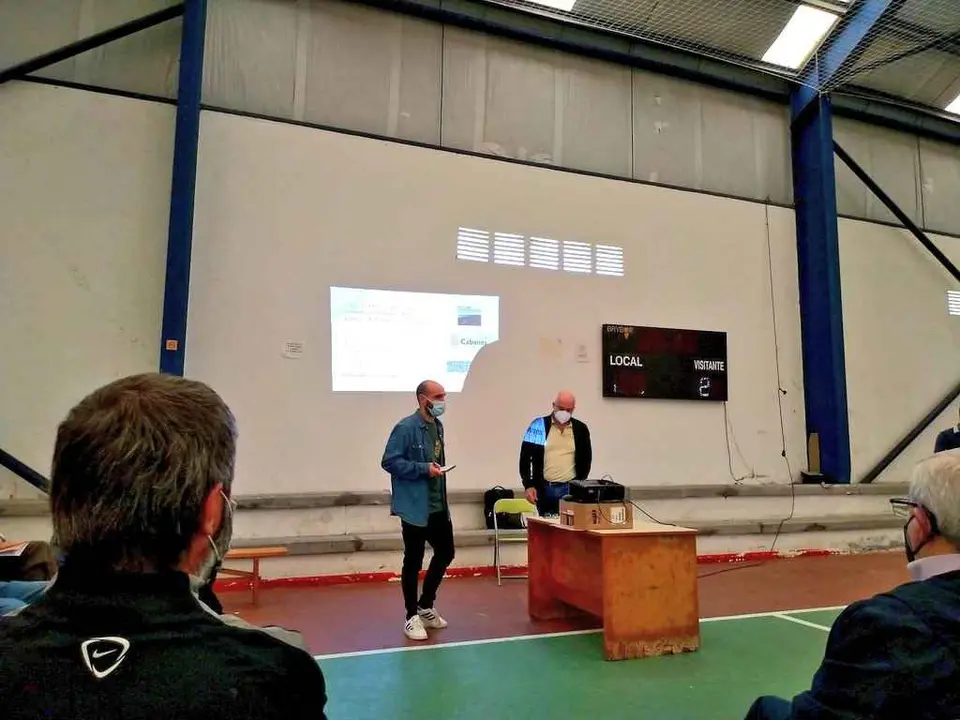 O profesor Xavier Sim&oacute;n e o tenente de alcalde Iago Varela, na reuni&oacute;n informativa sobre o parque e&oacute;lico Caaveiro