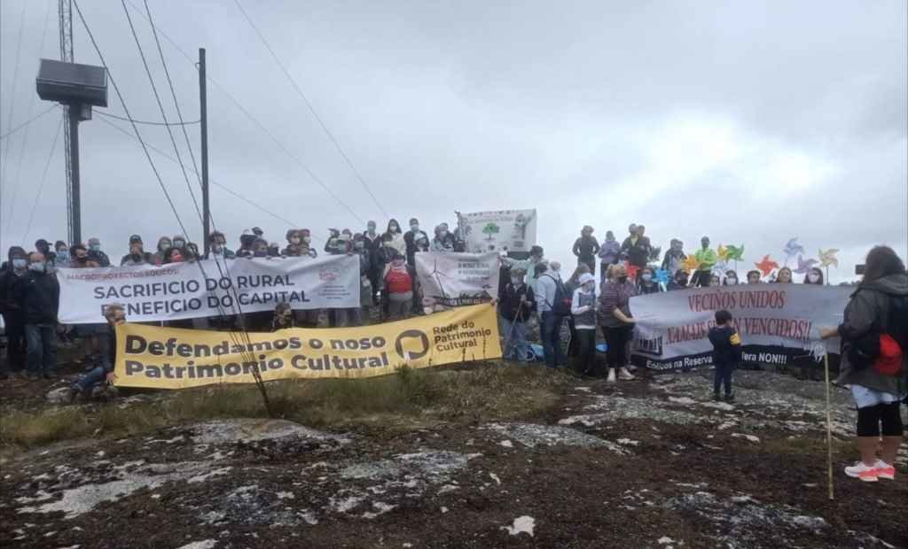 Protesta veciñal contra o parque eólico no Monte do Gato (Foto; Aire limpo nas Mariñas-Mandeo)