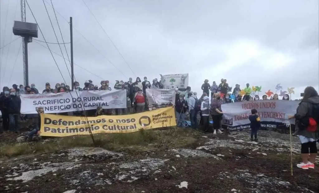 Protesta veci&ntilde;al contra o parque e&oacute;lico no Monte do Gato (Foto; Aire limpo nas Mari&ntilde;as-Mandeo)