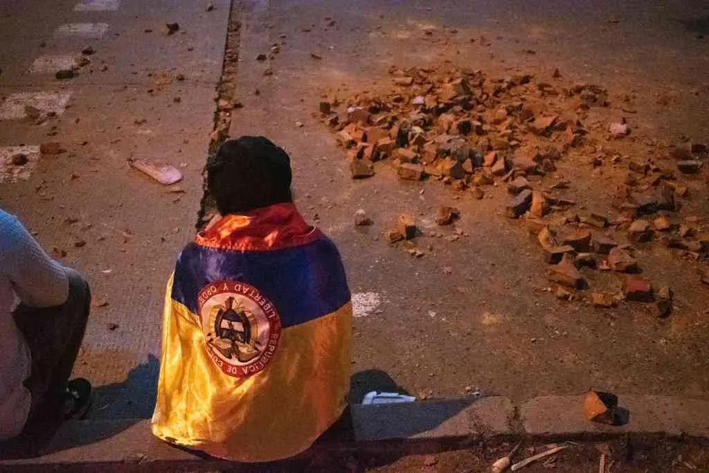 Moza coa bandeira de Colombia nas mobilizaci&oacute;ns contra o Goberno de Iv&aacute;n Duque (Foto: Daniel Romero / LongVisual Via ZUM / DPA)
