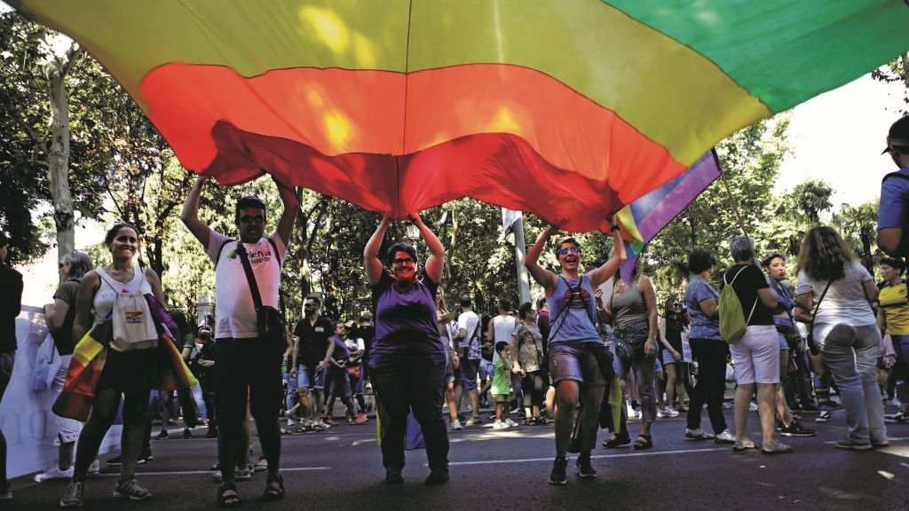 Un grupo de persoas reivindicando os dereitos da comunidade LGTBI. (Foto: Europa Press)