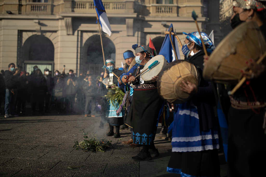 O pobo mapuche realizou unha cerimonia ás portas da Convención Constituínte o domingo. (Foto: Felipe Figueroa / SOPA Images via / DPA)