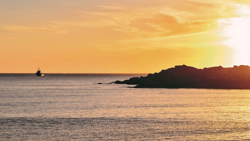 Solpor na praia de Doniños, en Ferrol, cun barco debuxando a liña do horizonte. (Fotografía: Antía Castro - @sonantia) #solpor #doniños #máis #antíacastro