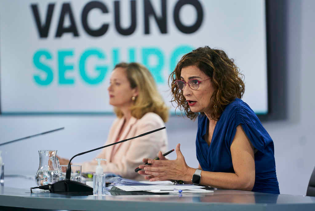 Nadia Calviño (en segundo plano), vicepresidenta segunda, xunto con María Jesús Montero, voceira do Executivo estatal, na rolda de prensa despois do Consello de Ministros de onte. (Foto: A. Pérez Meca. POOL / Europa Press)