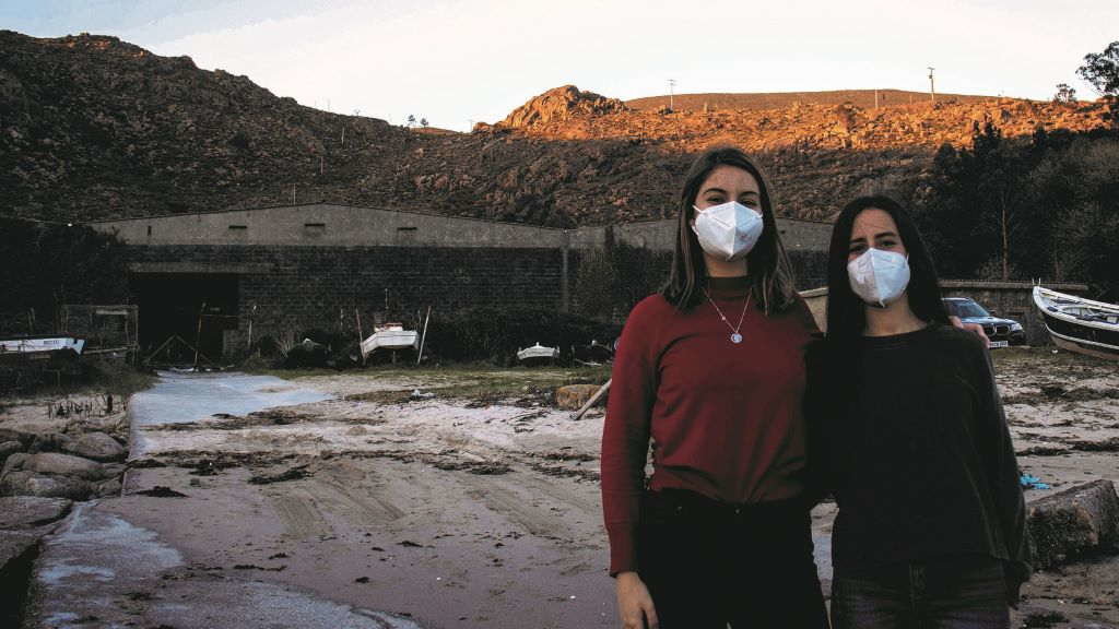 María González, á esquerda, xunto a Paula Castiñeira, na baleeira de Cee. (Foto: Nós Diario) #cee #baleeira #documental #audiovisual #paulacastiñeira #maríagonzález