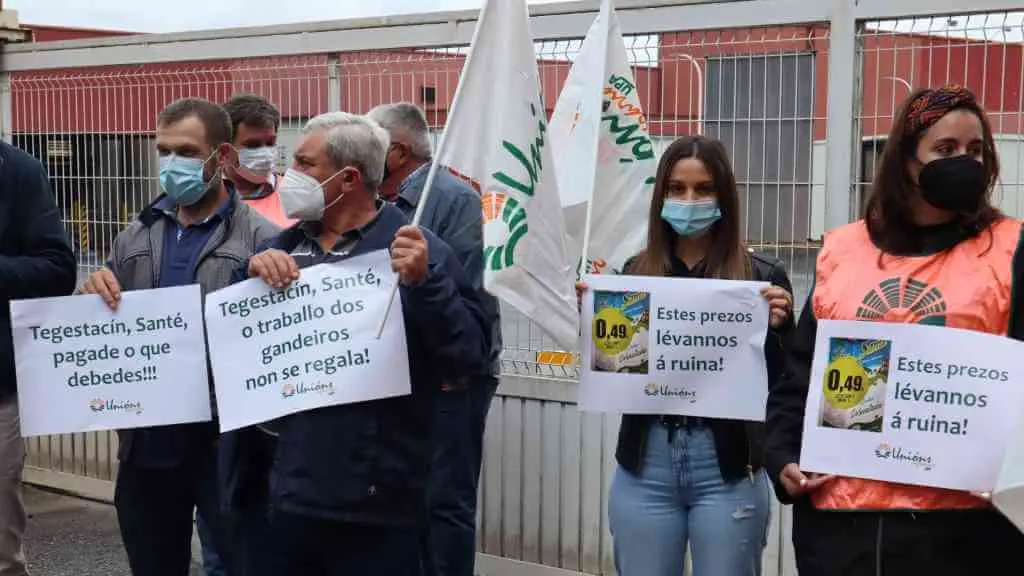 Protesta de Uni&oacute;ns Agrarias onte &aacute;s portas das instalaci&oacute;ns do Grupo Sant&eacute; para denunciar a falta de pagamentos (Foto: Uni&oacute;ns Agrarias).