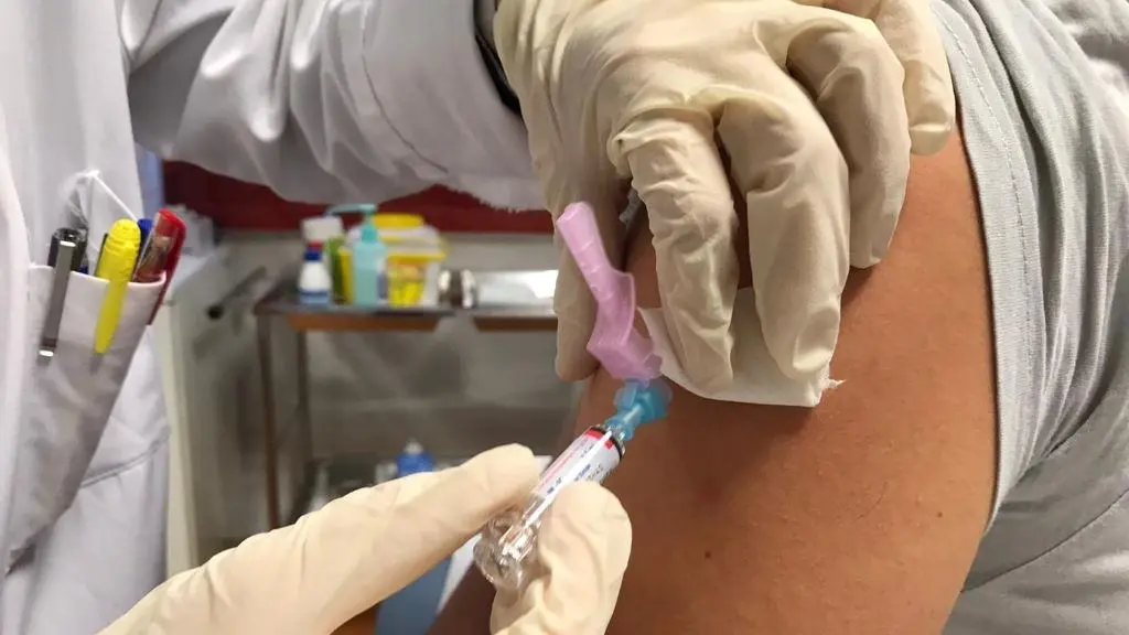 Unha persoa recibe unha vacina nas instalaci&oacute;ns habilitadas en Compostela. (Foto: Europa Press) #vacinaci&oacute;n #desescalada #coronavirus #covid19 #vacina #covid19 #mallorca #balears #autocita #sanidade #garc&iacute;acomesa&ntilde;a #comit&eacute;cl&iacute;nico #xunta
