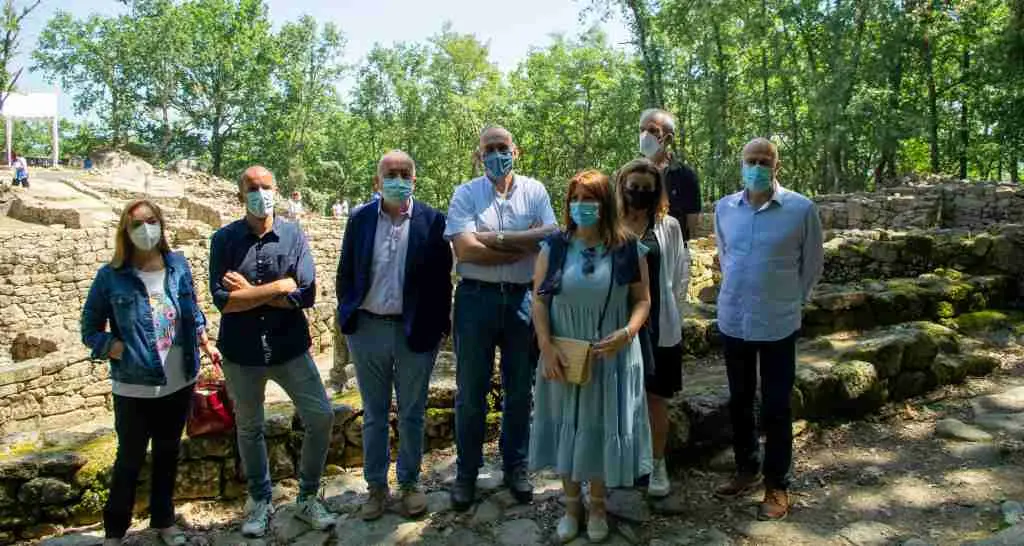 En primeiro termo, Cristina Cid, alcaldesa de Allariz (Imaxe: N&oacute;s Diario).