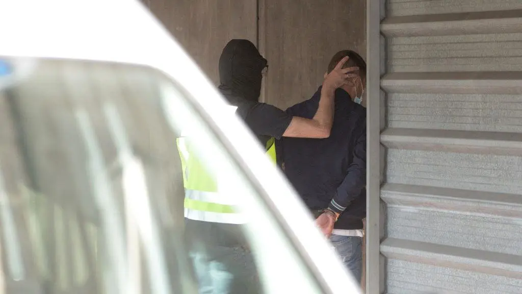 Un dos arrestados &eacute; levado a declarar por un axente. (Foto: M. Dylan / Europa Press) #crime #samuel #samuelluiz #acoru&ntilde;a #asasinato #lgtb #lgtbqi #lgtbqi+