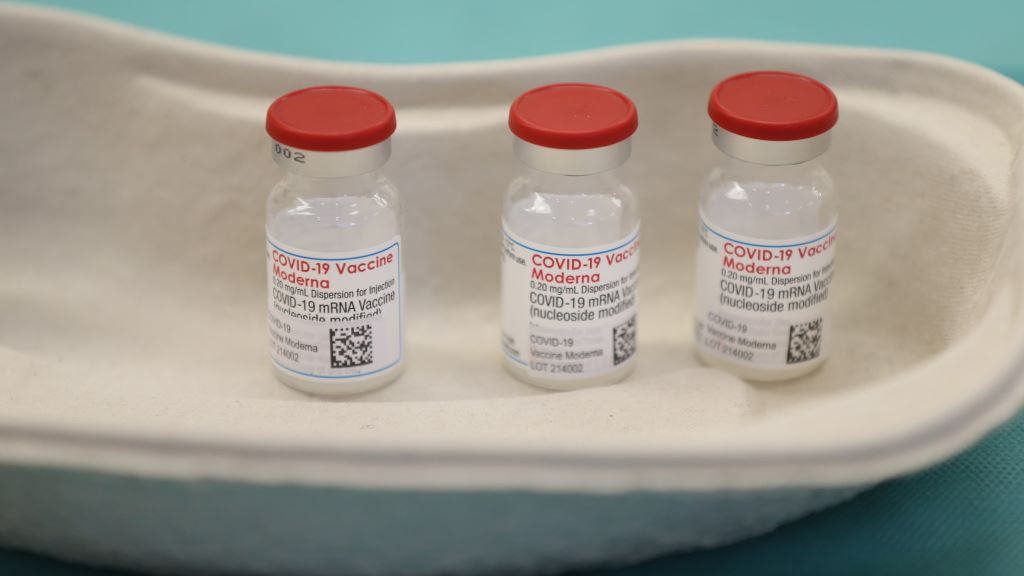 Tres viais da vacina de Moderna (Foto: Isabel Infantes/Europa Press).