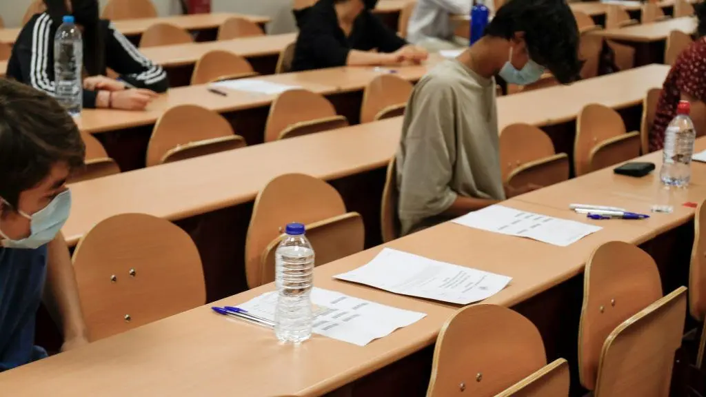 Un grupo de estudantes na EBAU. (Foto: C&eacute;zaro de Luca / Europa Press) #estudantes #curso #cursoescolar #grupoburbulla #xunta #educaci&oacute;n #coronavirus