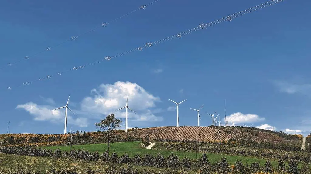 Un desenvolvemento e&oacute;lico sustent&aacute;bel &eacute; fundamental para reducir as emisi&oacute;ns de gases de efecto invernadoiro. Na imaxe, o parque e&oacute;lico Corz&aacute;n, en Negreira (Foto: B. Bouzas).