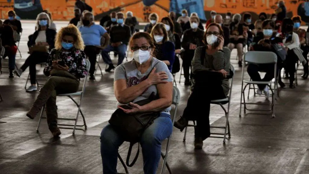 Varias persoas agardan no espazo de vacinaci&oacute;n de Ourense despois de recibir unha dose. (Foto: Rosa Veiga / Europa Press) #vacina #vacinaci&oacute;n #ourense #coronavirus #pandemia #covid19
