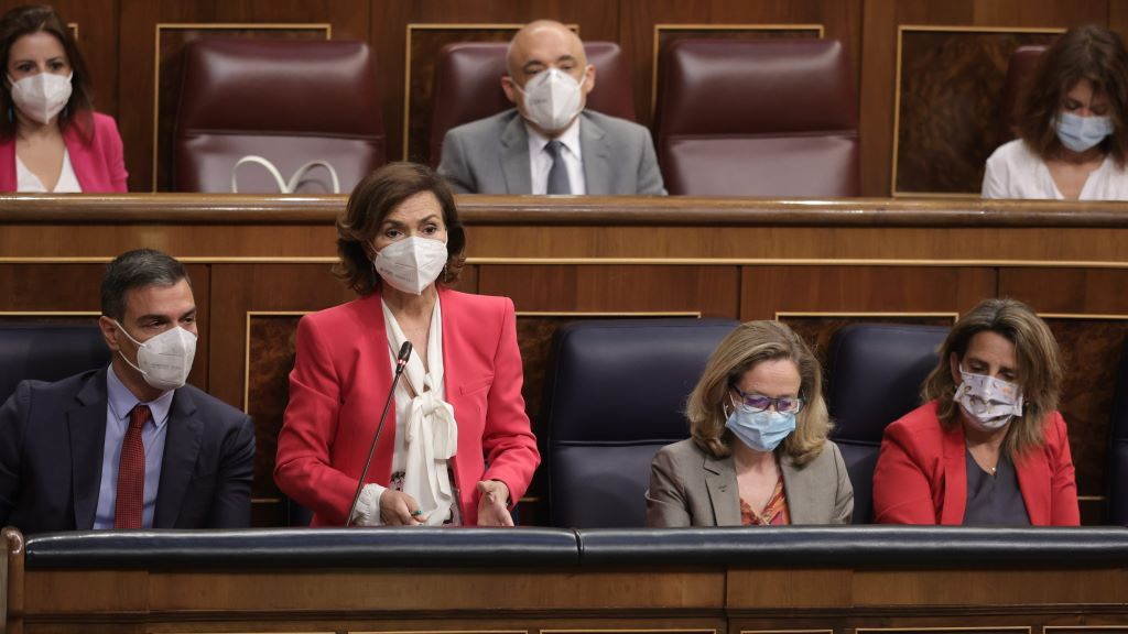Carmen Calvo, xunto a Pedro Sánchez e Nadia Calviño, nunha sesión do Congreso. (Foto: E. Parra / Europa Press)