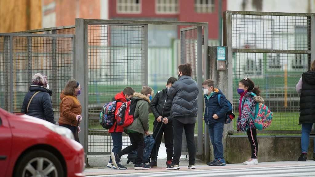 Crianzas ás portas dun colexio. (Foto: Carlos Castro / Europa Press)